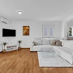 Sea View Dammi With Free Parking Апартаменти