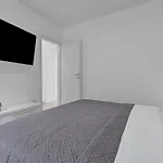 Sea View Dammi With Free Parking Апартаменти