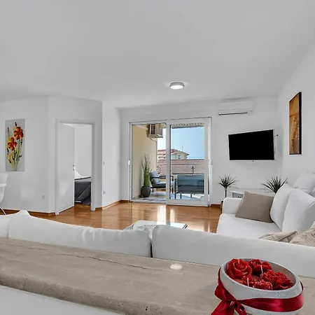 Апартаменти Sea View Dammi With Free Parking *