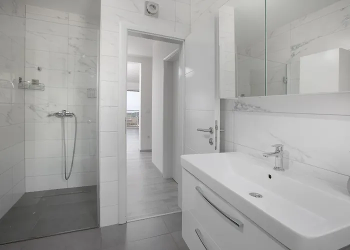 Sea View Dammi With Free Parking Апартаменти